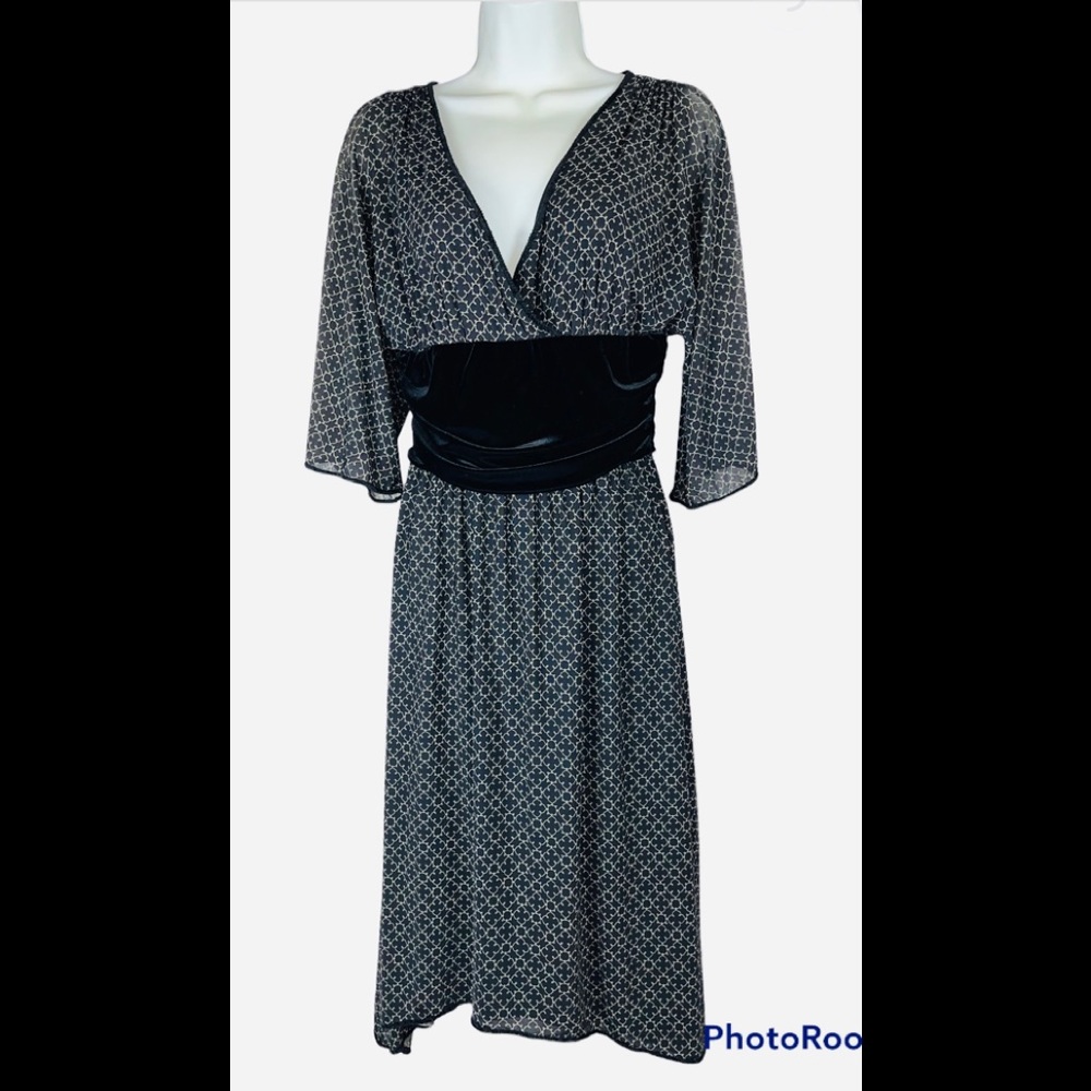 Studiom dress bell flowy sleeves & velvet middle